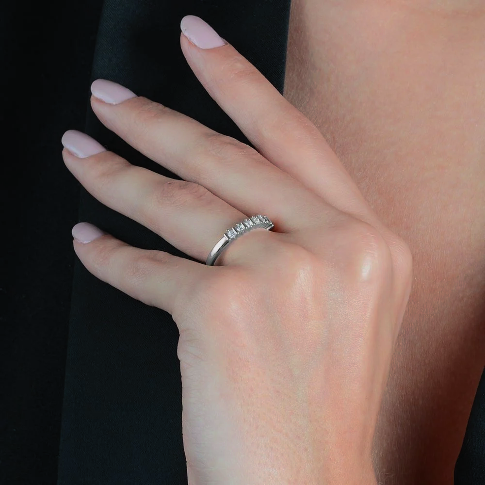 Anel Prateado com 7 Pedras & Ouro Branco