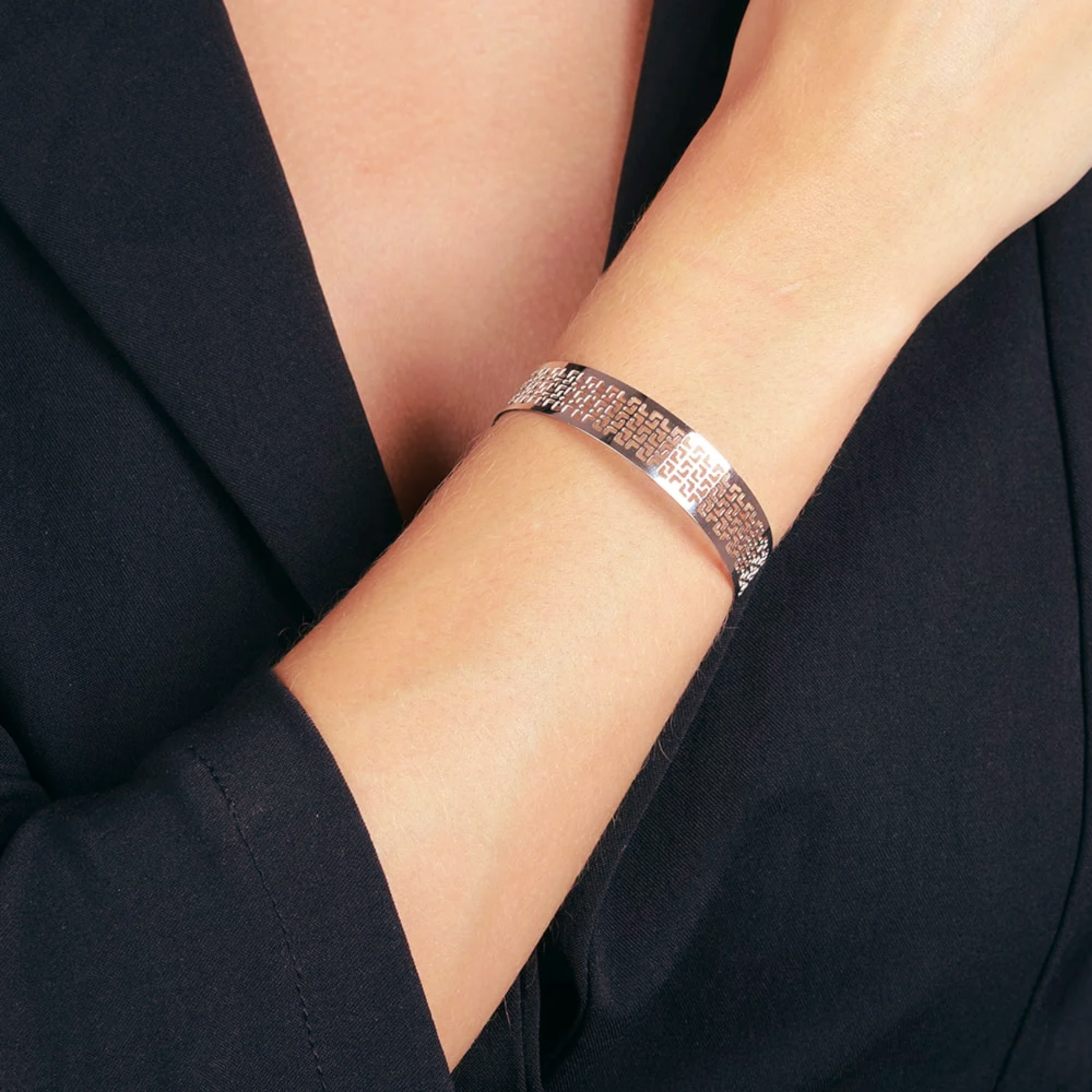 Bracelete de Renda Vazado Banhado a Ouro 24K