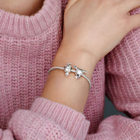 Pingente de Menina com Ursinho